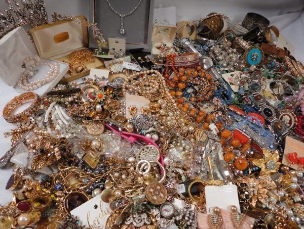 HOW TO SORT THROUGH ESTATE JEWELRY - REVOLUTION JEWELRY WORKS